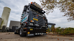 20251019-Tom-Holding-00083